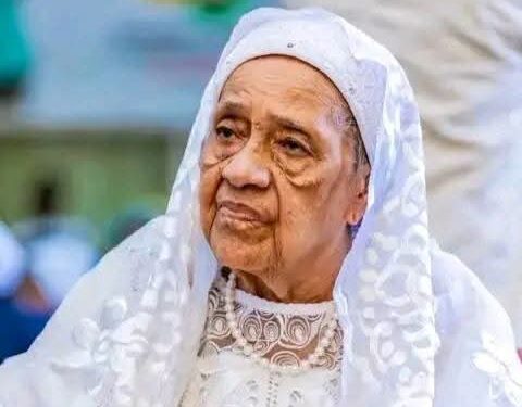 Disparition d’une figure historique : l’ancienne première dame Hadja Andrée Touré s’est éteinte