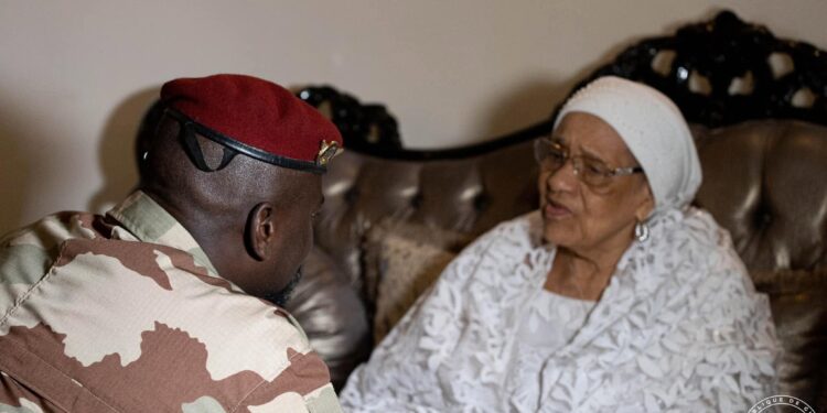 Hommage du Président de la République à Hadja Andrée Touré: “À travers sa disparition, c’est une 𝐩𝐚𝐫𝐭 𝐯𝐢𝐯𝐚𝐧𝐭𝐞 𝐝𝐞 𝐧𝐨𝐭𝐫𝐞 𝐦é𝐦𝐨𝐢𝐫𝐞 𝐧𝐚𝐭𝐢𝐨𝐧𝐚𝐥𝐞 qui s’éteint”