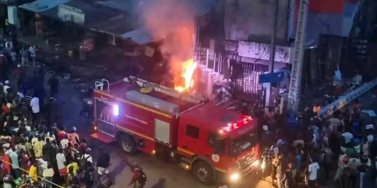 Incendie au Carrefour de Cosa : pas de perte en vies humaines, mais des dégâts matériels sont considérables