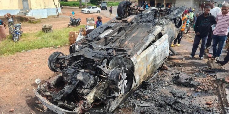 Kindia : un véhicule entièrement détruit par un incendie à Yabara