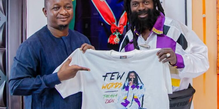 Culture : Le ministre Moussa Moïse Sylla a reçu Takana Zion pour la présentation de son album « Few Words »