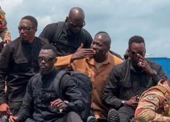 Accueilli par une foule en liesse, Mamadi Doumbouya regagne la capitale Conakry