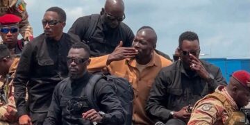 Accueilli par une foule en liesse, Mamadi Doumbouya regagne la capitale Conakry