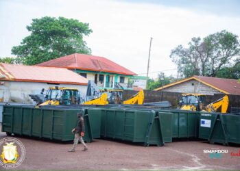Guinée: le Ministère de l’Assainissement dote des communes de Conakry de 13 bacs à ordures