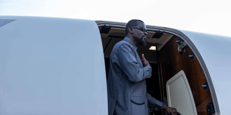 Retour à Conakry du Président Mamadi DOUMBOUYA après sa visite d’État en Côte d’Ivoire
