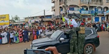Général Mamadi Doumbouya à Wanindara : Bain de foule et ferveur populaire au carrefour T5